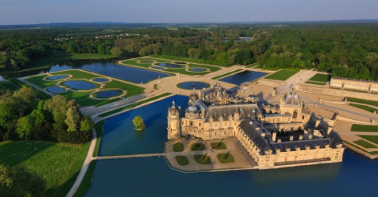 Le château de Chantilly et ses Ecuries